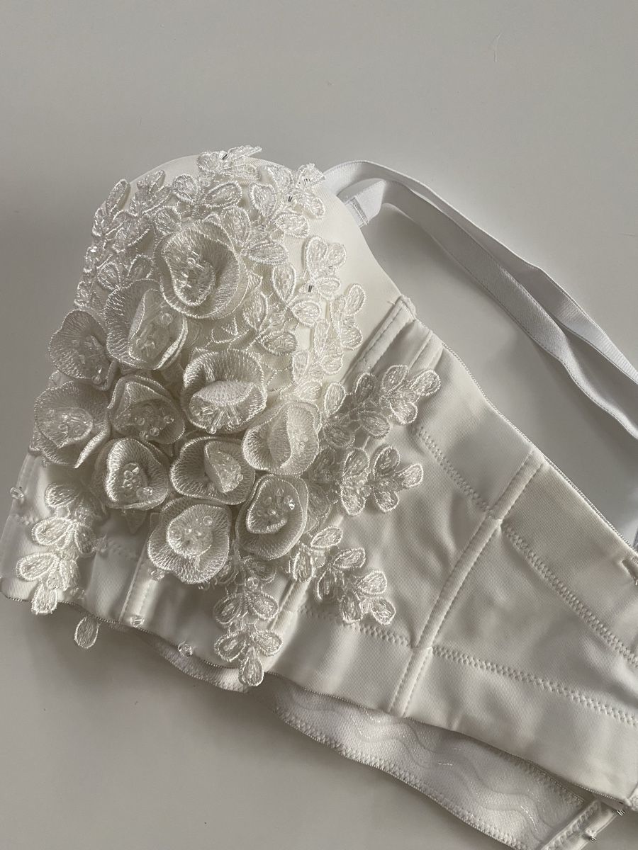 Top: Haut blanc à fleurs brodées taille M – Nuovo e nell'imballaggio originale da Delémont venduto da bou_26 2