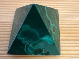 Malachit in Pyramidenform (Seitenlänge 4.7 cm, Höhe 4.7 cm)