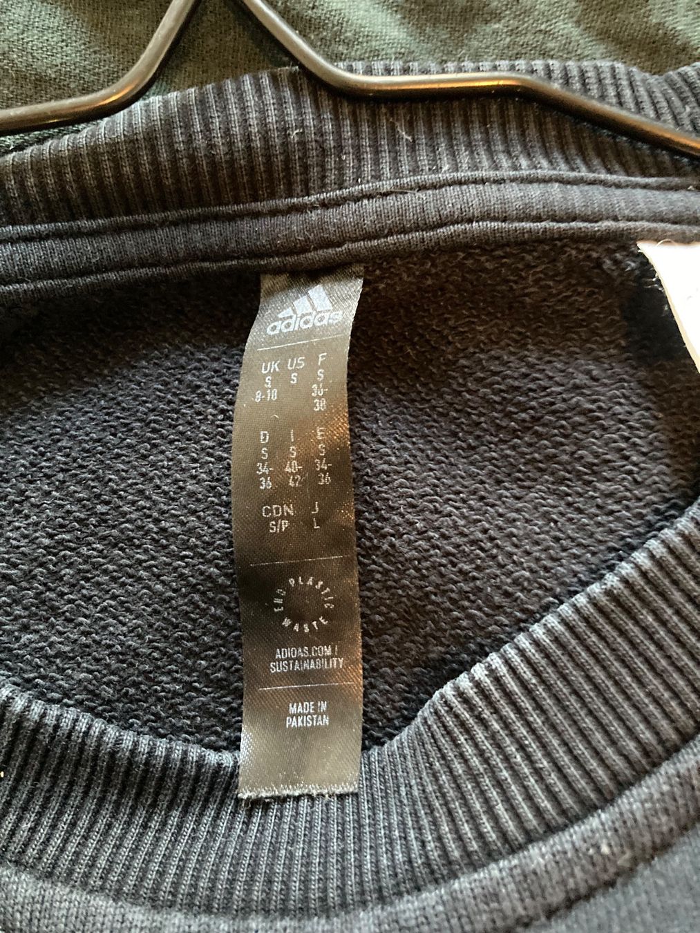 Adidas Pullover & Sweatshirts: Schwarzer Adidas Pullover – Gebraucht aus Zürich von vesieber 1