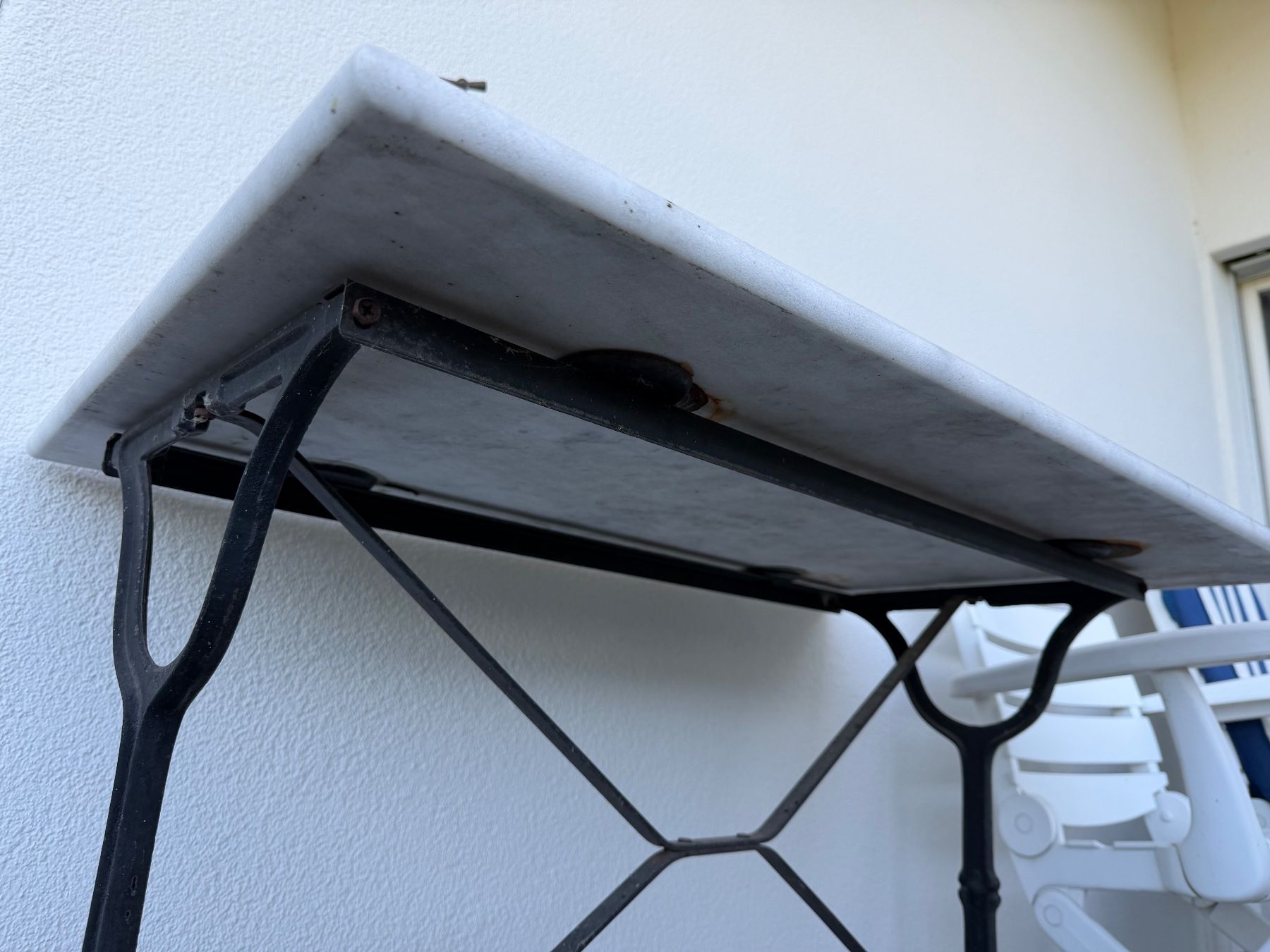Tavoli: Balkontisch mit Marmor-Platte und Metallfuss – Usato da Grosswangen venduto da Swisslue 3