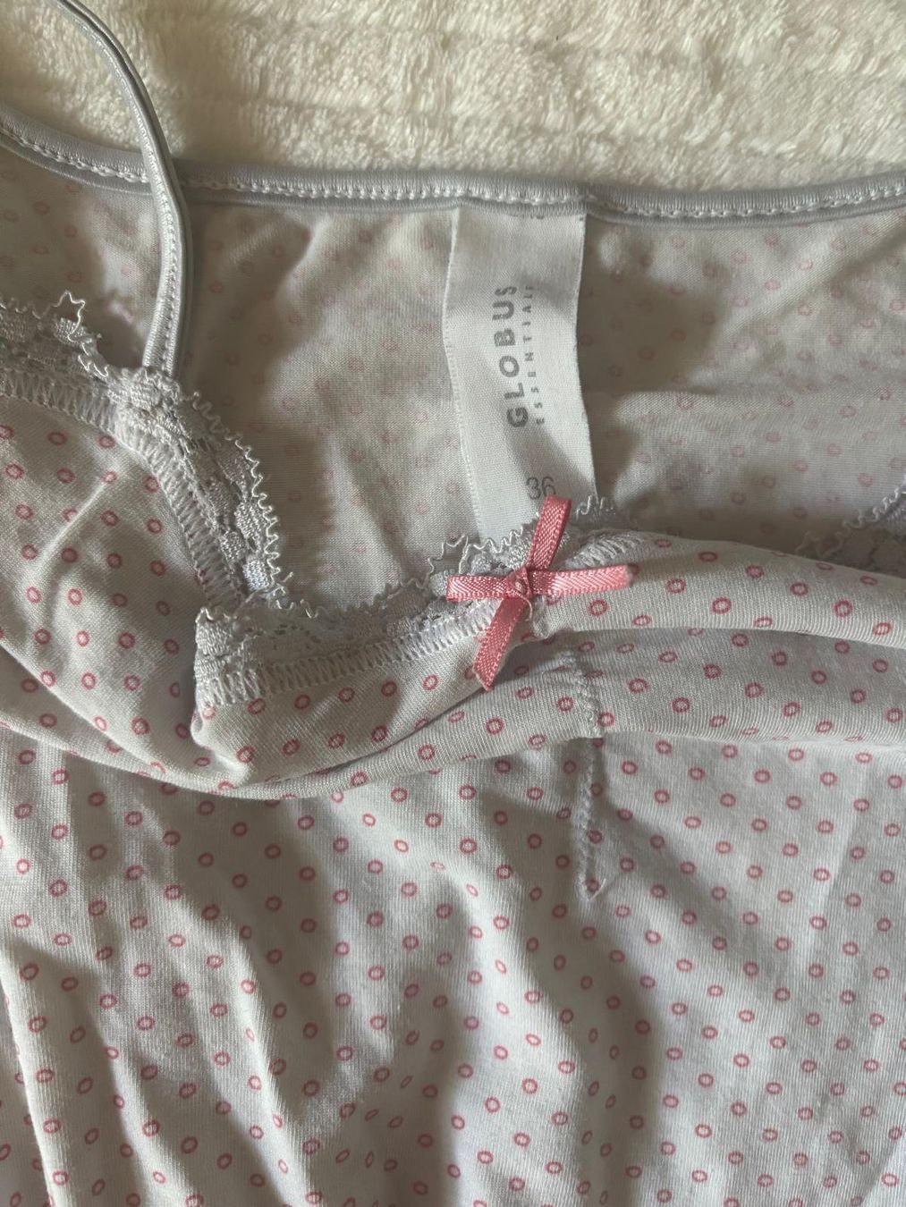 Globus Tops: Weiss-pink gepunktetes Spaghettiträgertop – Gebraucht aus Bern von mul_7mnd 1