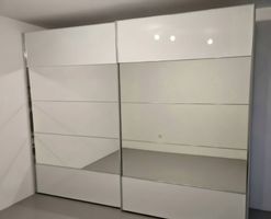 Grosser luxuriöser Schiebetürenschrank mit Spiegel 