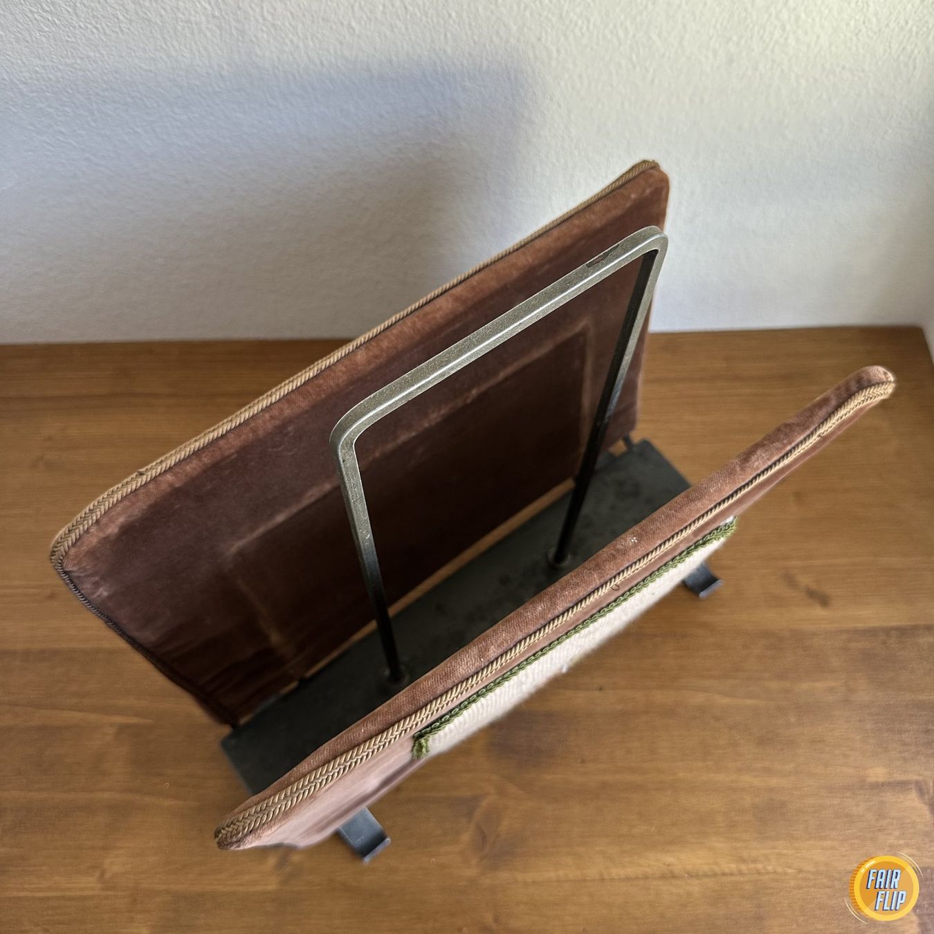 Sonstiges für Haushalt & Wohnen: Vintage Zeitungsständer mit gesticktem Blumenmuster – Gebraucht aus Luzern von fairflip 1