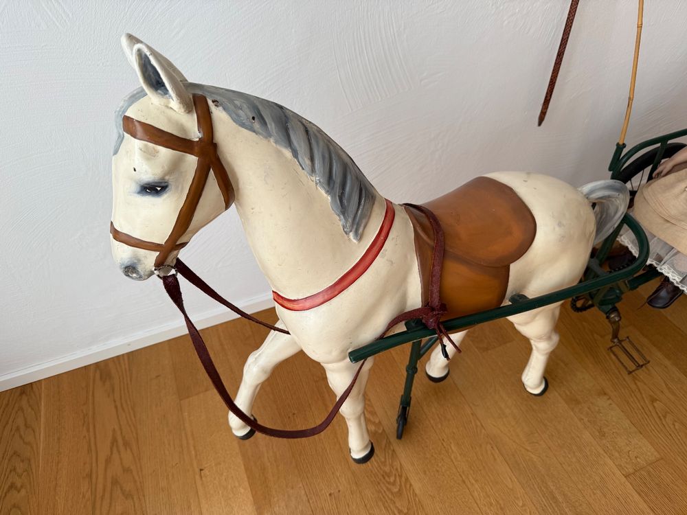 Antike Pferdekutsche mit Puppe, Spielzeug 3