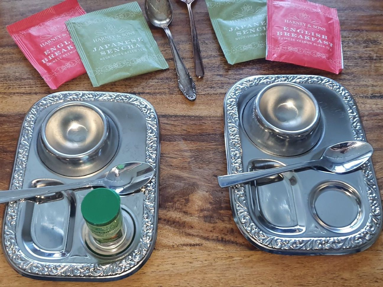 Geschirrsets: Eierbecher mit Löffeln und Tablett, breakfast evergreen, oef – Gebraucht aus Zollikerberg von Nice_Name 7