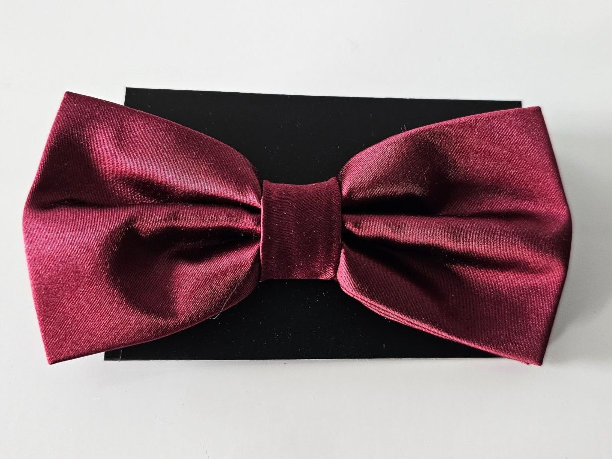 Krawatten: bordo uni satin Fliege – Neu und originalverpackt aus Fehraltorf von herrenaccessoirsking