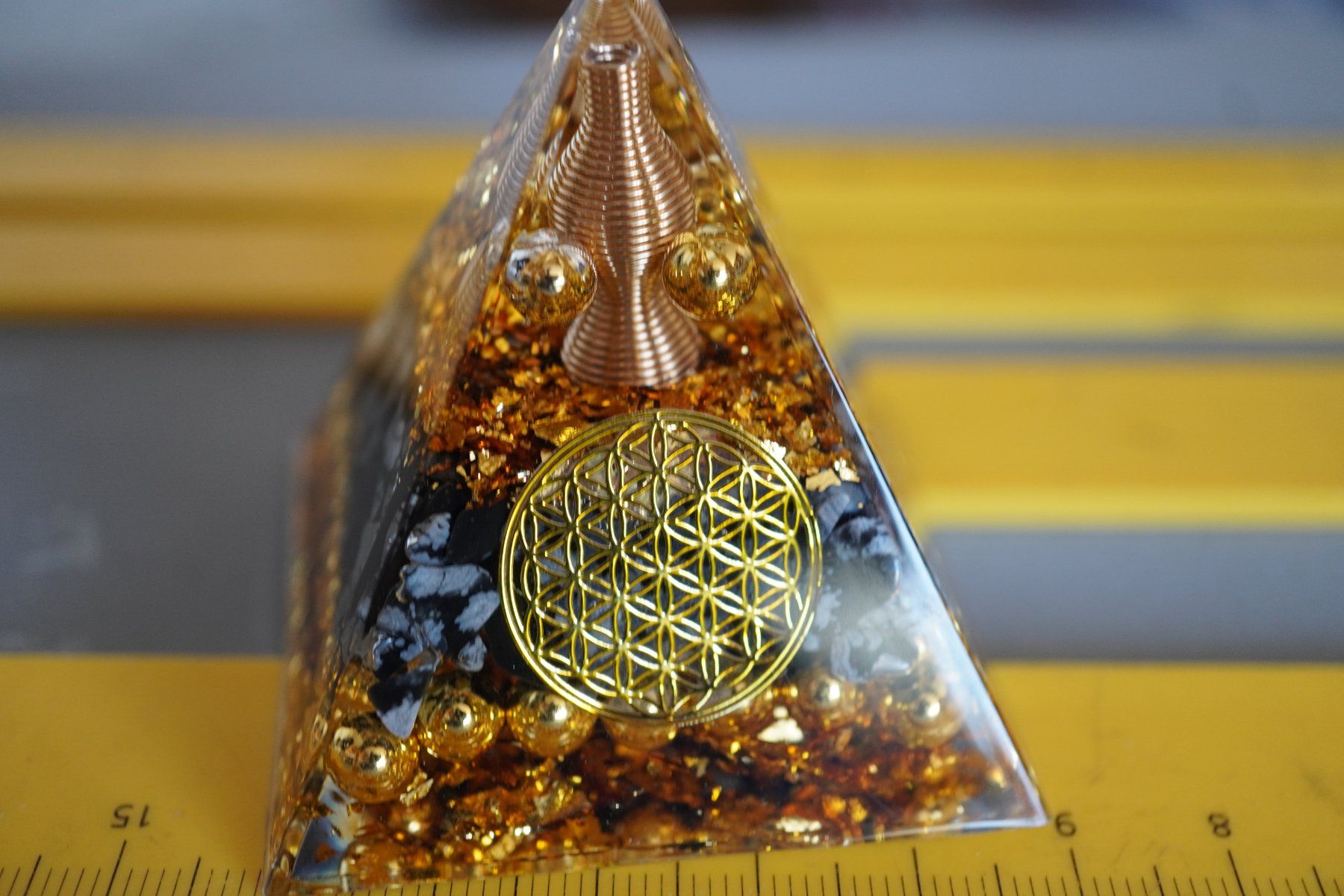 Minerali & Pietre curative: Hochwertige Orgonit-Pyramide Blume Des Lebens – Nuovo e nell'imballaggio originale da Eschenbach SG venduto da topstone 6