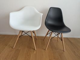 6 Stühle – 2 weiss, 4 schwarz – gebraucht