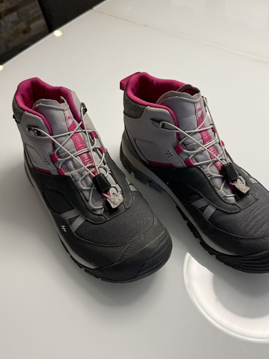 Decathlon Scarpe per ragazze: Wanderstiefel für Mädchen Gr. 38 – Usato da St. Gallen venduto da AsanwaChee 1