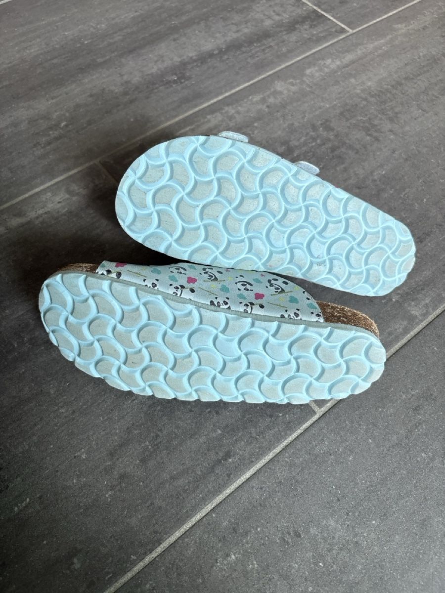 Scarpe per ragazzi: Pantoletten Kinder leicht gebraucht Grösse 34 hellblau Panda – Usato da Remigen venduto da Avanti 2