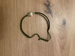 Handgemachtes Armband, grüne Makramee mit echter Perle