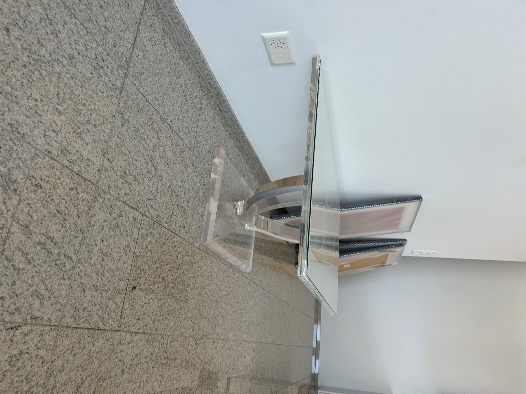 Tavoli: Elegante table en plexiglas – Usato da Erlenbach ZH venduto da cbl_f2rj 3