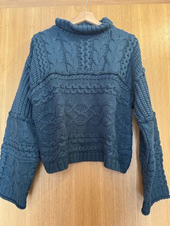 Grüner Strick-Pulli