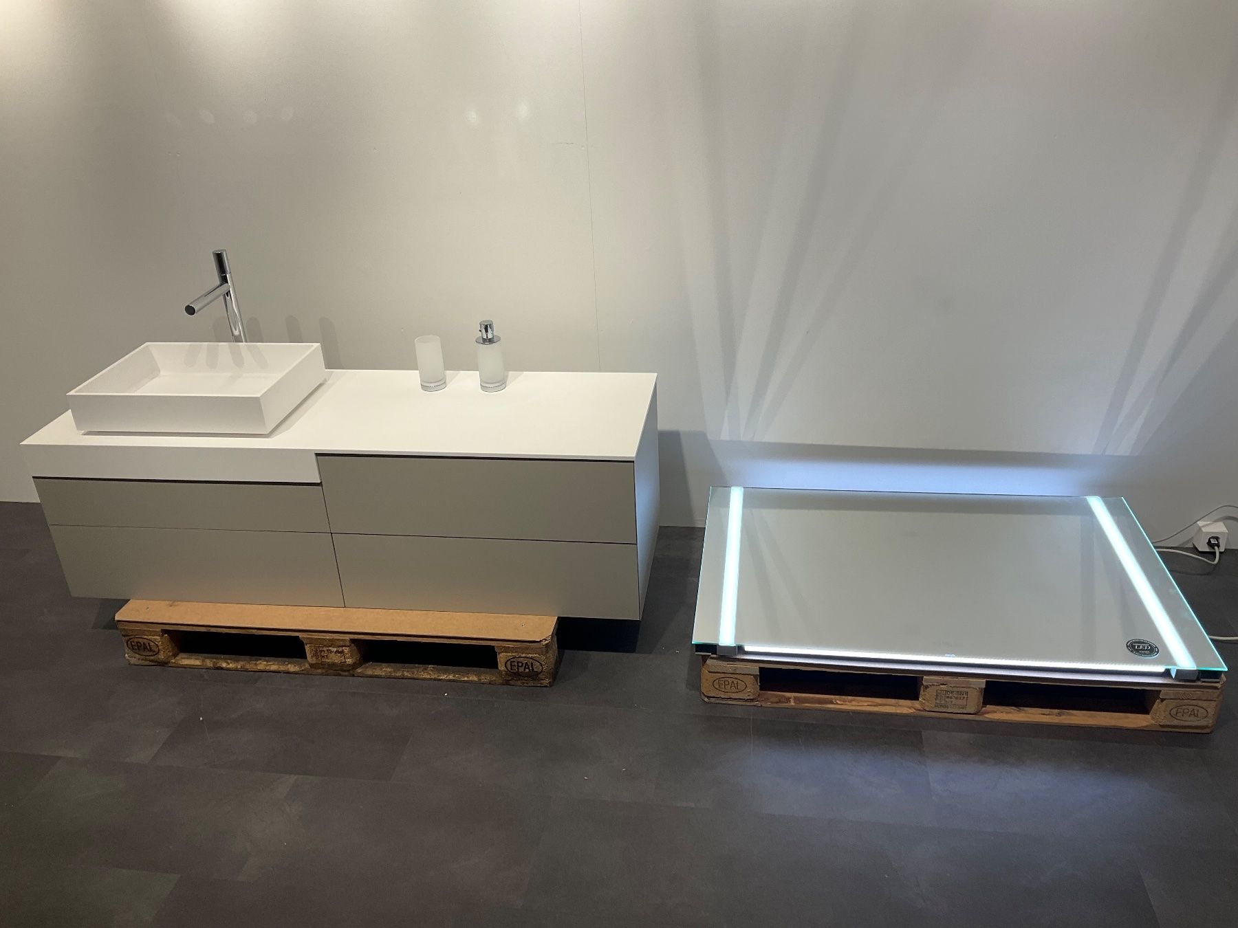 Mobili per bagno: 076 Badmöbelkombination, weiss/grau, 160cm – Nuovo (secondo la descrizione) da Derendingen venduto da Meisterstuecke
