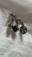 Drei Bauchnabelpiercings
