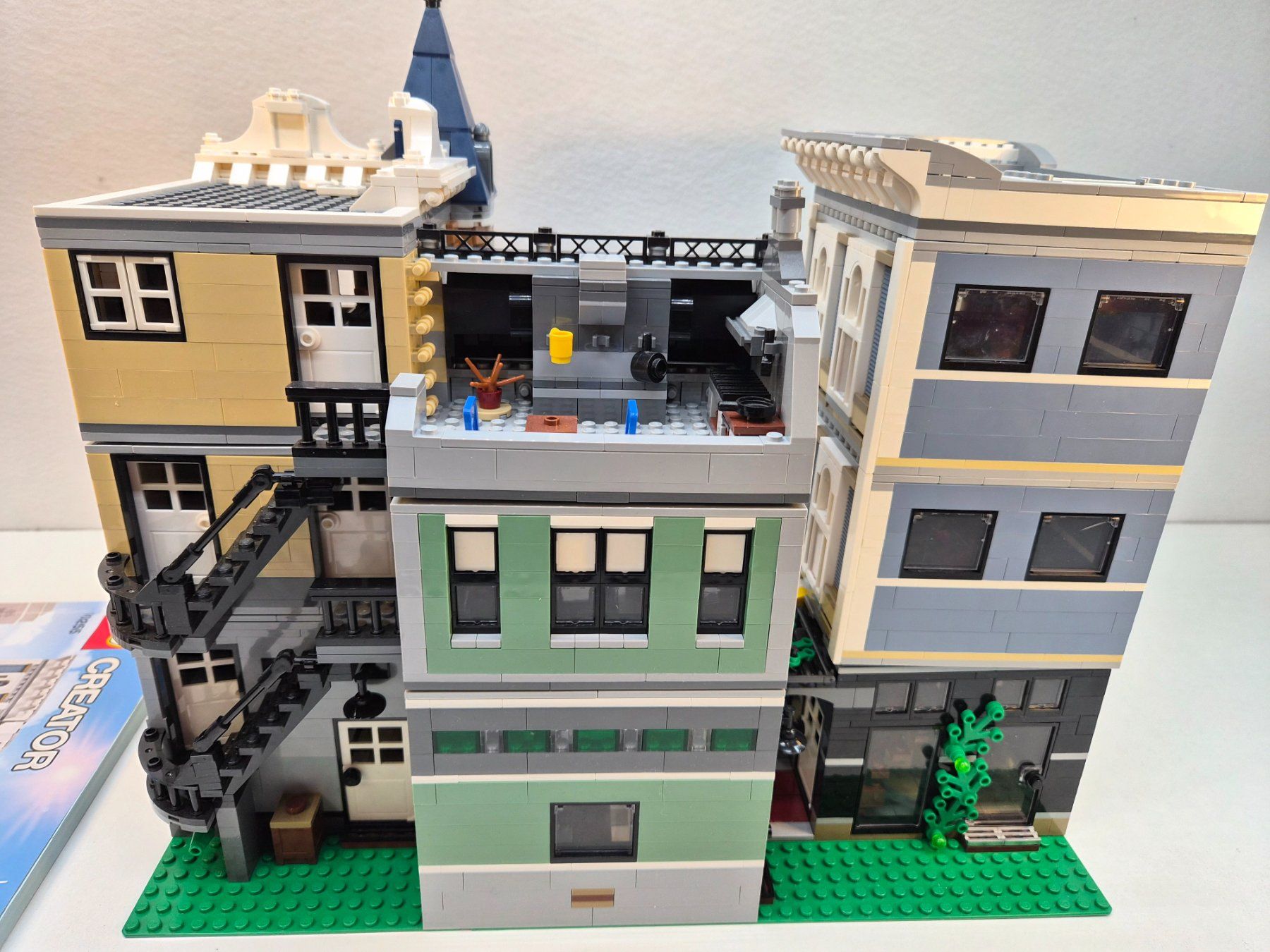 Lego Spielzeuge: Lego Creator Expert,Modular Buildings, Assembly Square,10255 – Gebraucht aus Wauwil von SoLeWa 5