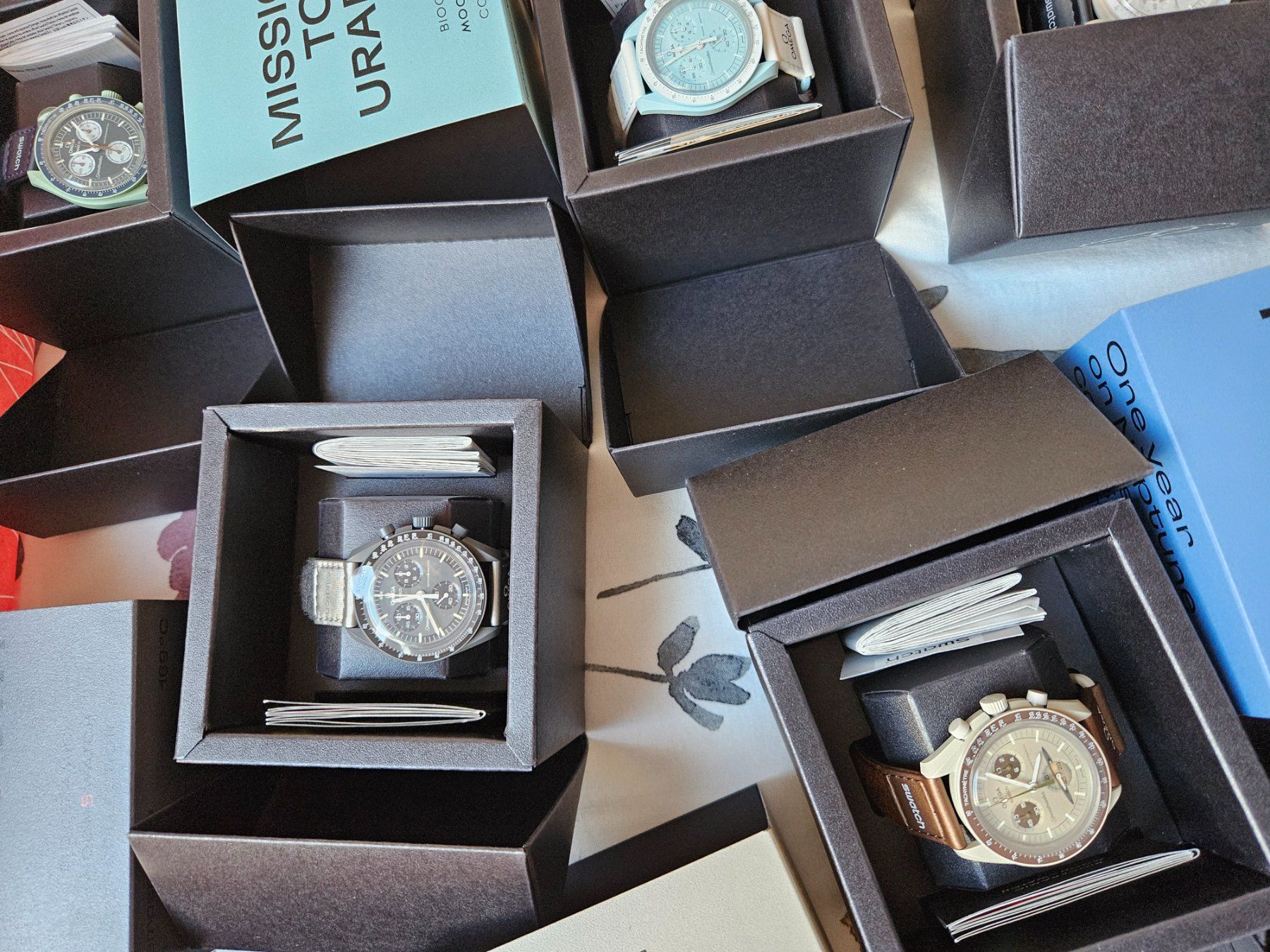 Swatch Orologi: 11 moonswatch – Nuovo e nell'imballaggio originale da Courroux venduto da monnin 6