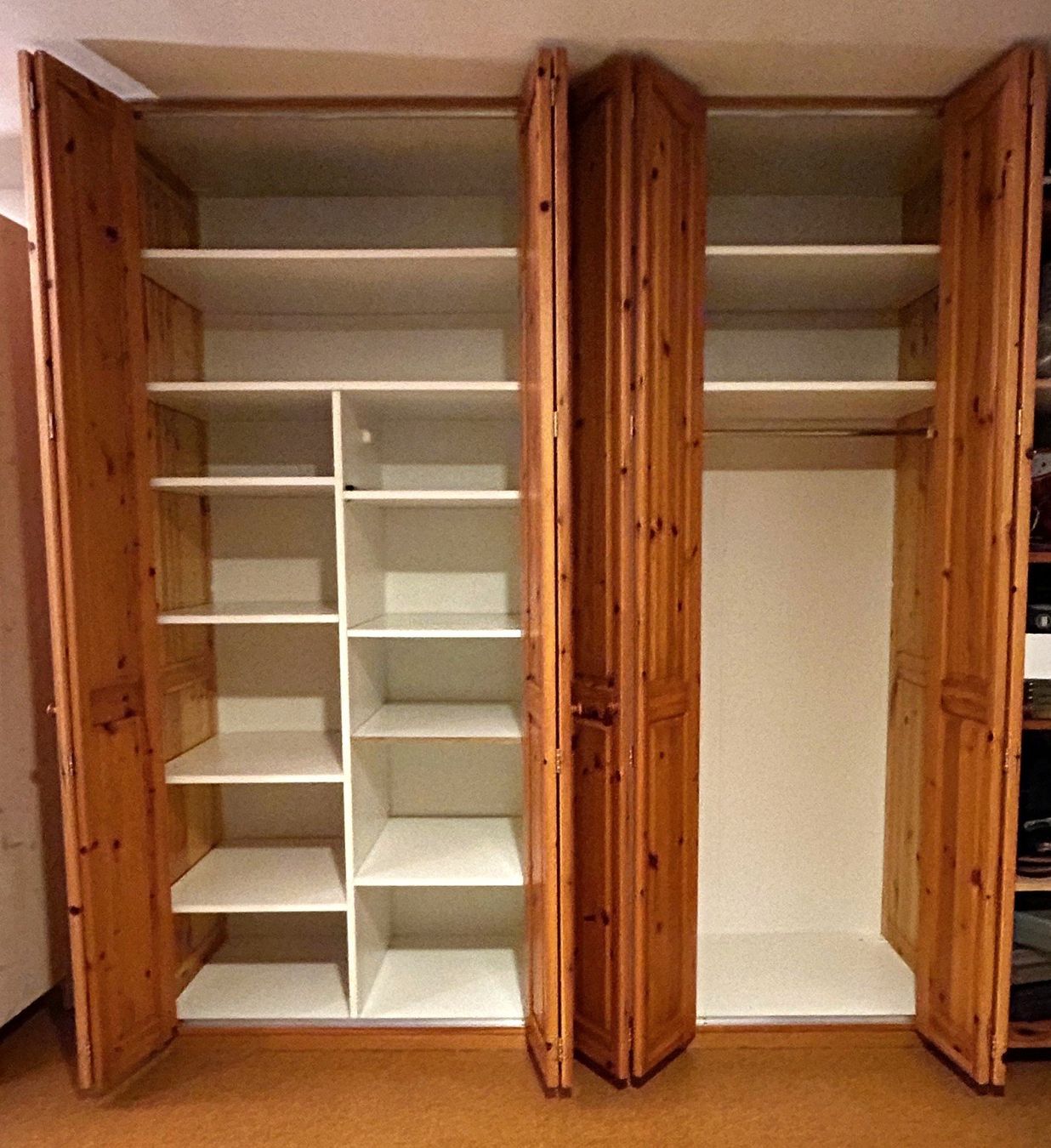 Grosser IKEA Kiefer Kleiderschrank mit viel Stauraum! (Gebraucht) in Herrliberg für CHF 21 – nur Abholung auf Ricardo kaufen