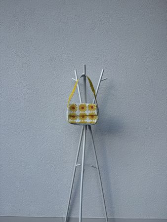 Tasche mit Blumenmuster und gelbem Henkel 