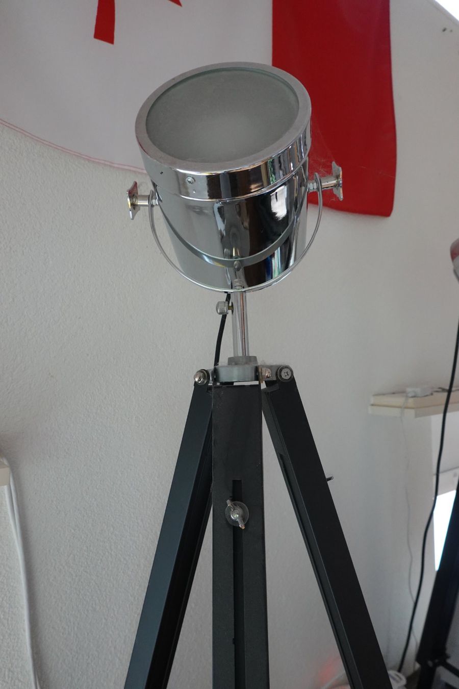 Lampade: Tripod Stehstrahler chrome Hollywood – Usato da Bäretswil venduto da NightFreakZ 1