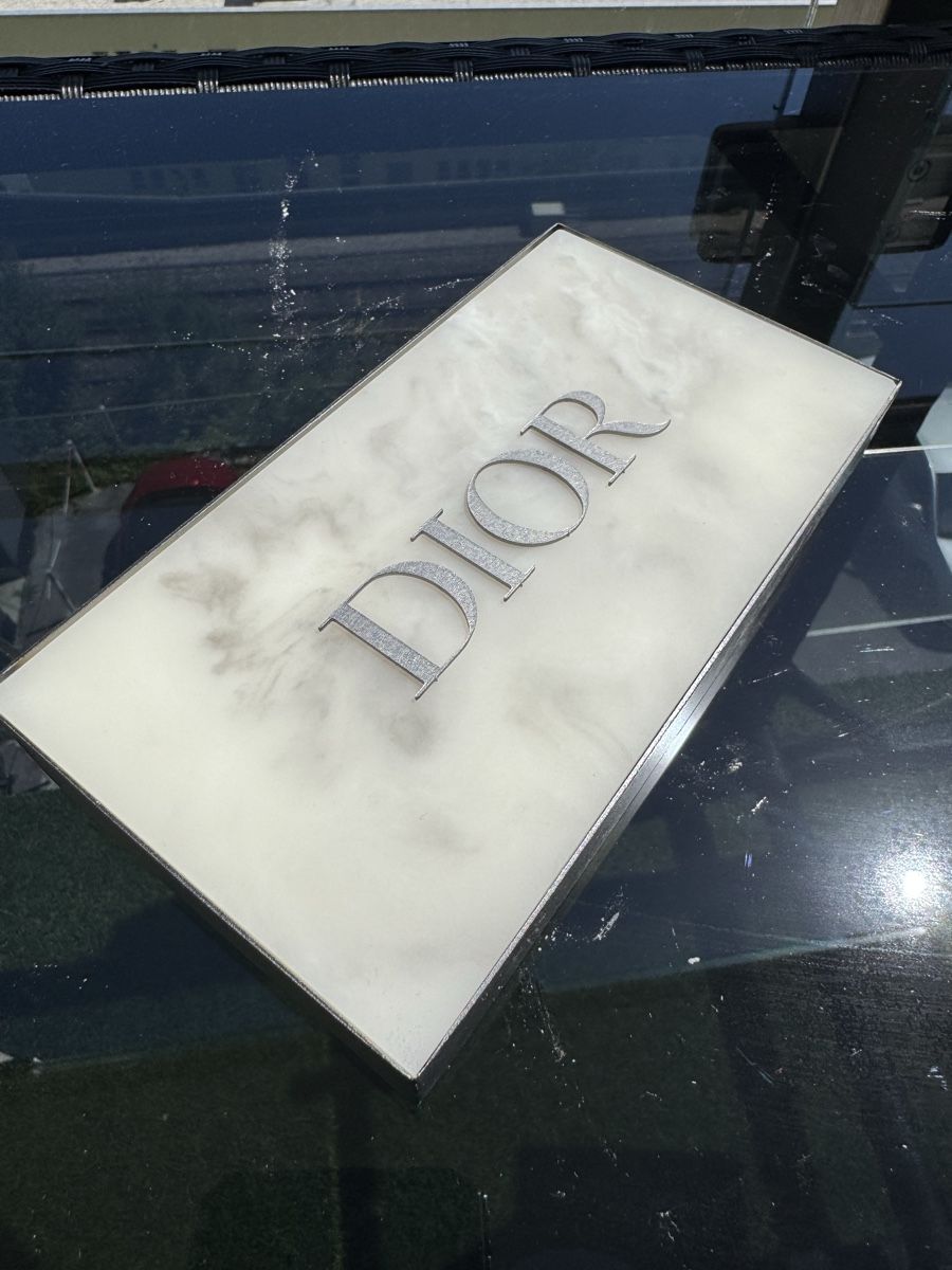 Tutte le decorazioni: Présentoir Dior effet marbre et métal – Nuovo e nell'imballaggio originale da Neuchatel venduto da mar_9blm 3