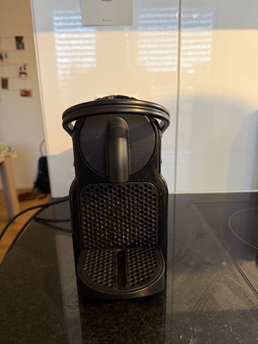De'Longhi Macchine per caffè & Macchine per espresso: Nespresso DeLonghi Essenza Coffee Machine - Black, Grea – Usato da Zürich venduto da cat_x6kn