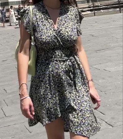 Vestito floreale estivo con maniche corte e scollo a V 🌸