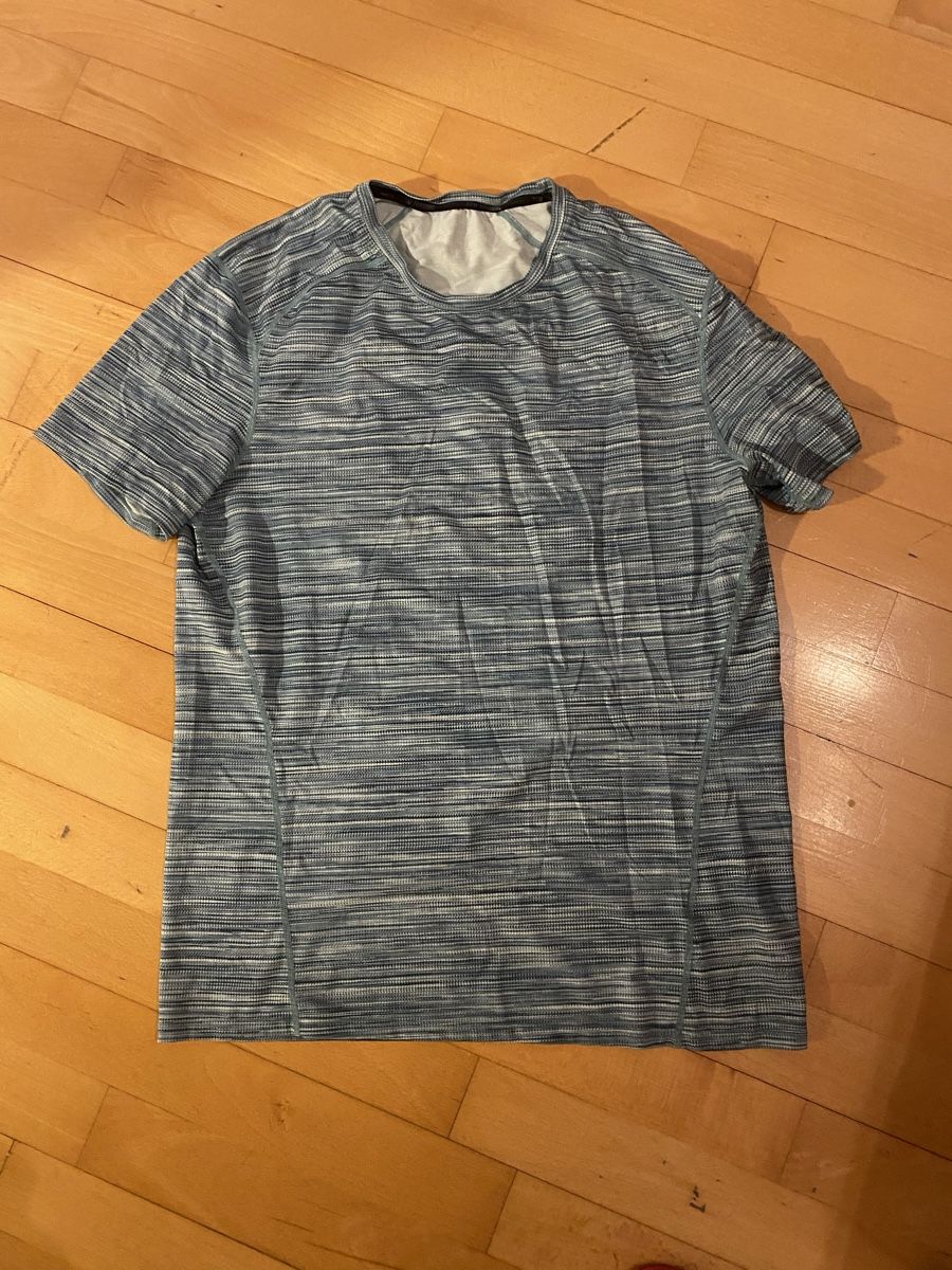 H&M T-shirt: H&M Sport Shirt – Usato da Zürich venduto da WintiCap