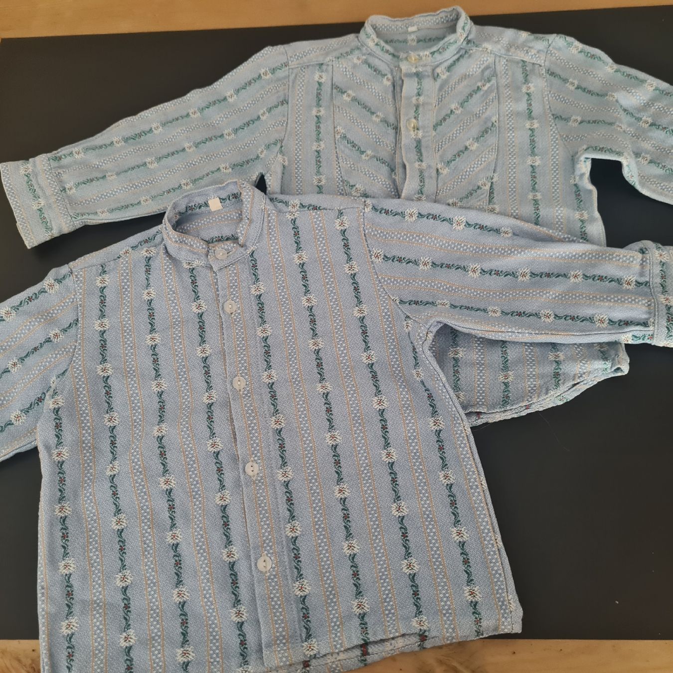 Edelweiss Camicie, T-shirt & Polo: 2 Edelweiß Kinderhemd  Gr.98 – Usato da Steinen venduto da turbogeiss99