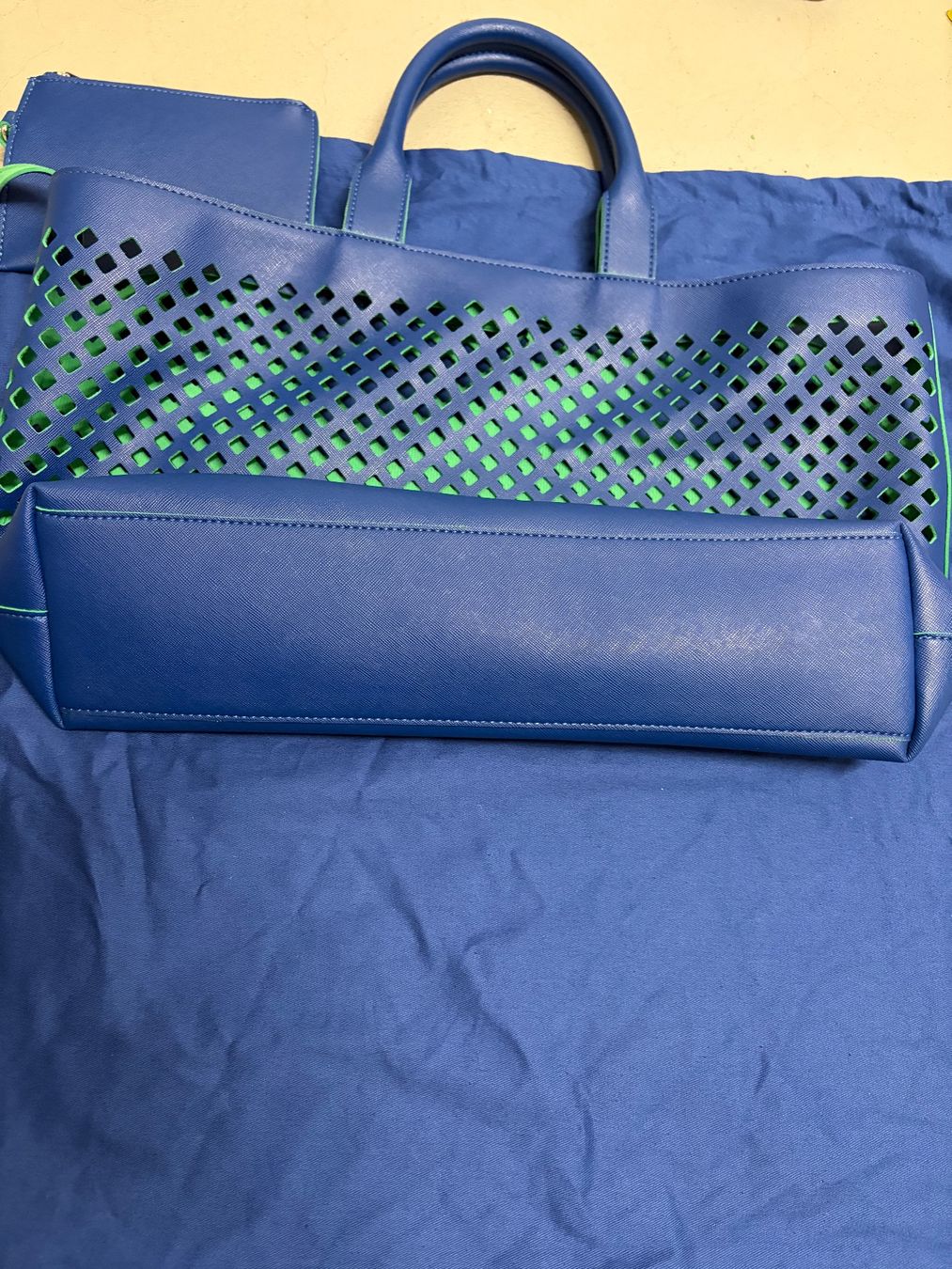 Armani Taschen für Damen: Armani Tasche blau perforiert – Gebraucht aus Oberohringen von Quartararo20 2