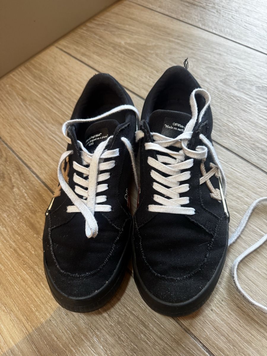 Off-White Scarpe da uomo: Off-White Vulcanized Low Black Canvas Sneakers Size US 9 – Usato da Trachslau venduto da mrs_5st6 2