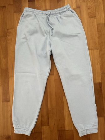 hellblaue Trainerhose