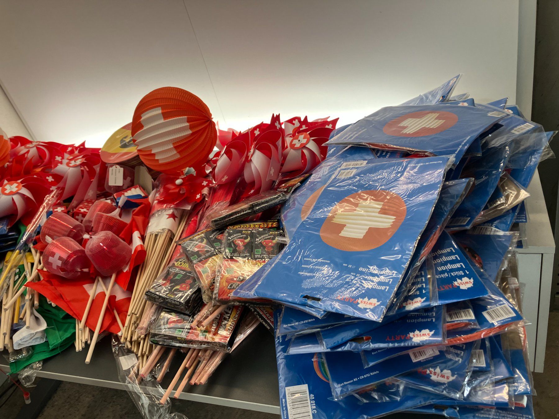 Toutes les décorations: gr. Mischposten div. CH Fan Artikel ab 1.- – Neuf (Voir description) à Lichtensteig par Buy24International 5
