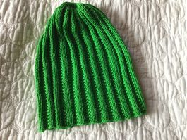 grüne Strickmuetze - ideal für einen geschützten Kopf!