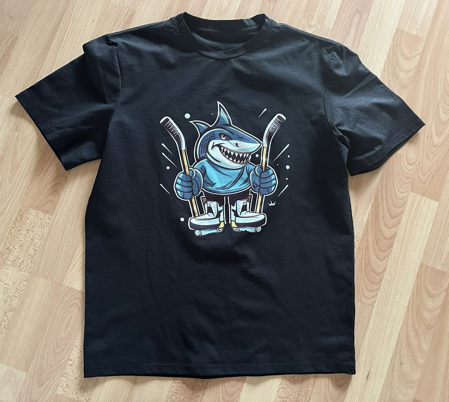 T-Shirts: T-Shirt Gr.M "Hockey+Shark" – Gebraucht aus Churwalden von BarBa727
