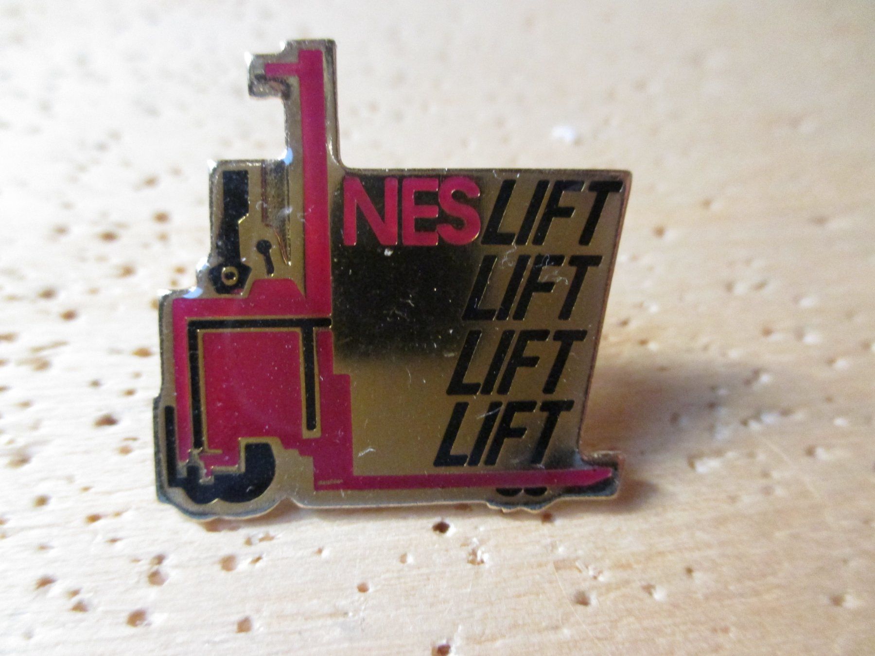 Placchette & Badge: Nes Lift Stapler Hubwagen Pin – Nuovo (secondo la descrizione) da Felsberg venduto da sanwill