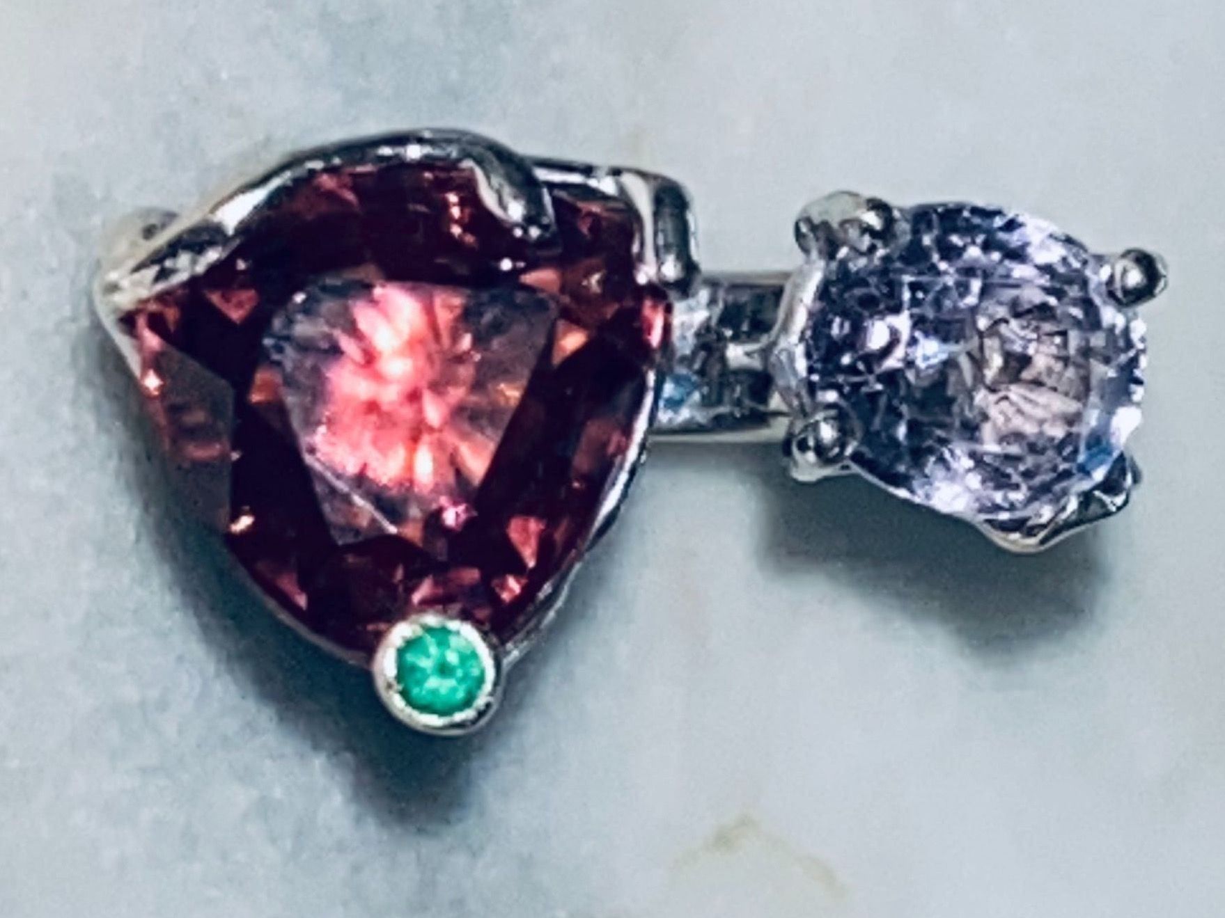 Llan Valls Joies Anelli: STACKABLE!! 18k W Gold Red Zircon & Grey Spinel Ring – Usato da Birsfelden venduto da Brut 5