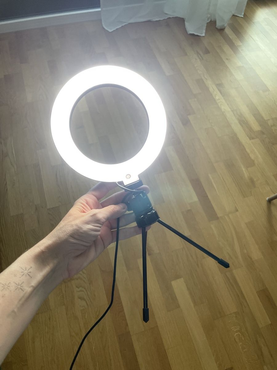 Lampen: Ringlicht mit Stativ und USB-Kabel, Durchmesser 15cm – Neu (gemäss Beschreibung) aus Utzenstorf von beatrice.ch
