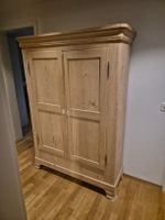 Alter Schrank massiv