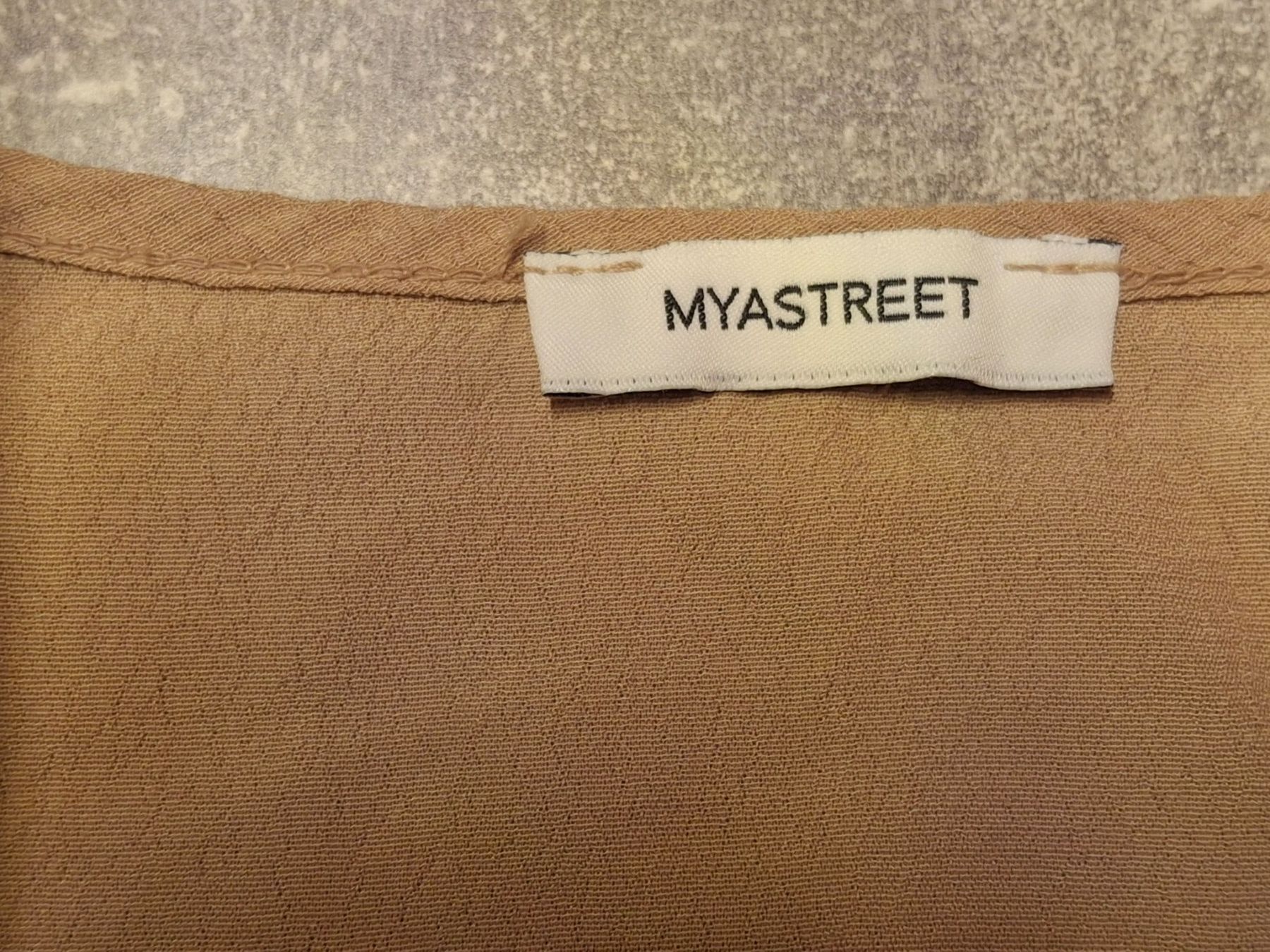 Tops: Haut camel col en V taille M marque Myastreet – Gebraucht aus Villiers von san_jn5w 2