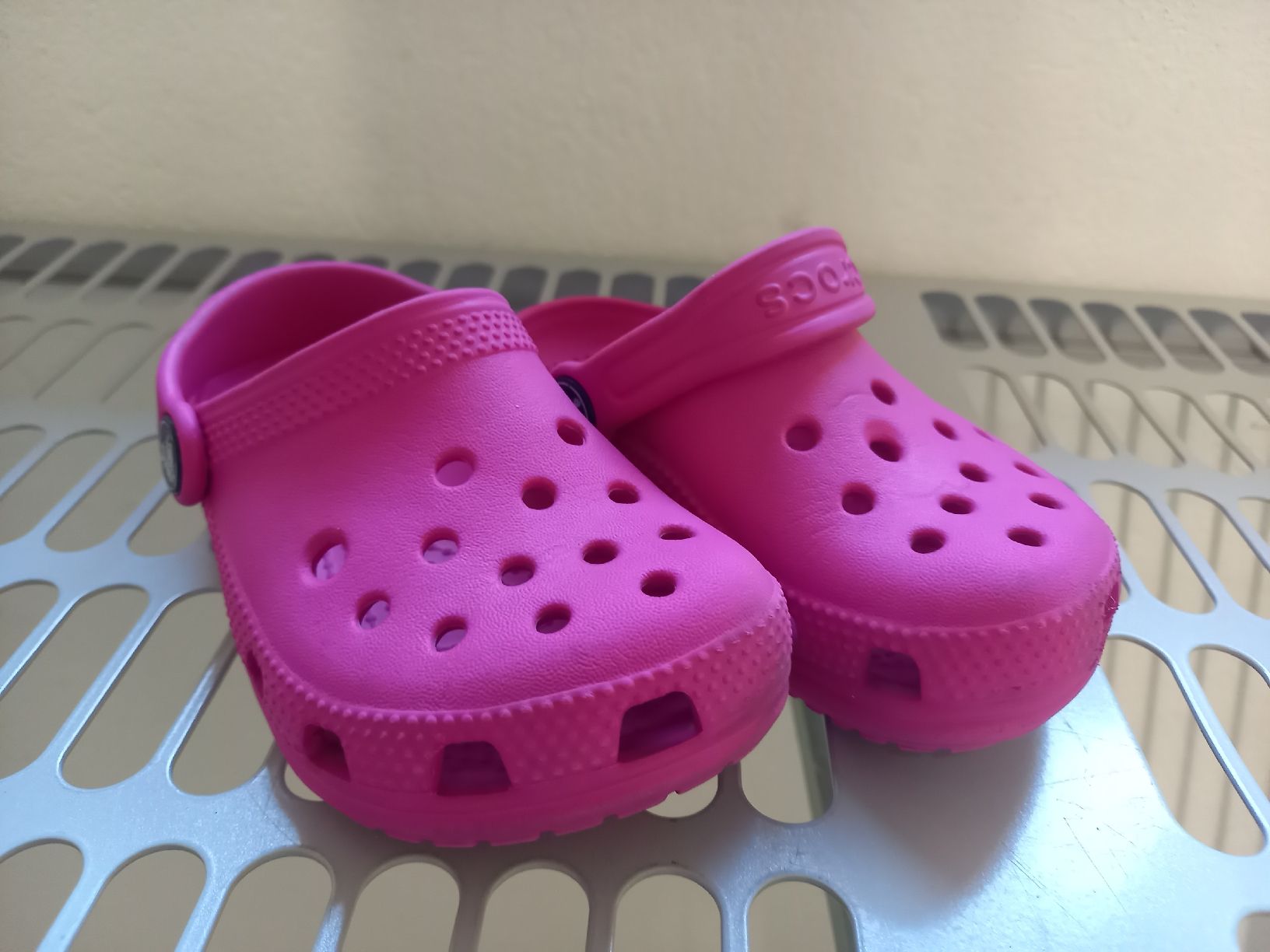 Schuhe für Jungen: Crocs Clogs Kinder "fuchsia" Grösse C8 – Gebraucht aus Zürich von HansBald