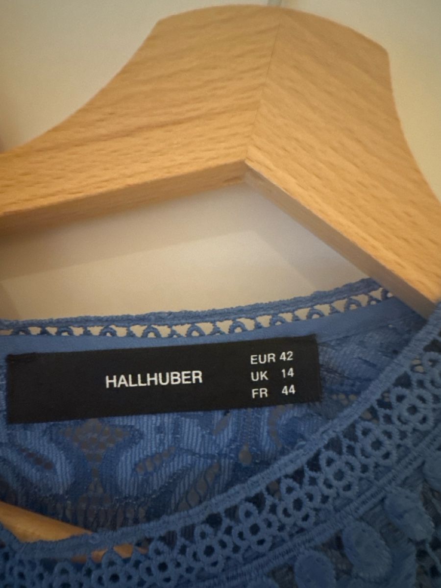 Hallhuber Robes: Kleid blau Spitze Hallhuber – D'occasion à Arni AG par goforluxery 1