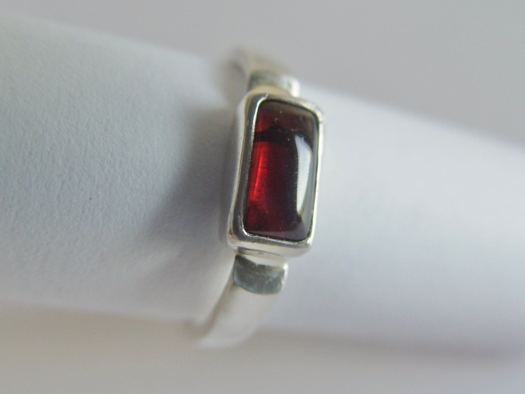 Olga Ribler Ringe: Silber Ring mit Granat – Gebraucht aus Henggart von elsternwerk 1