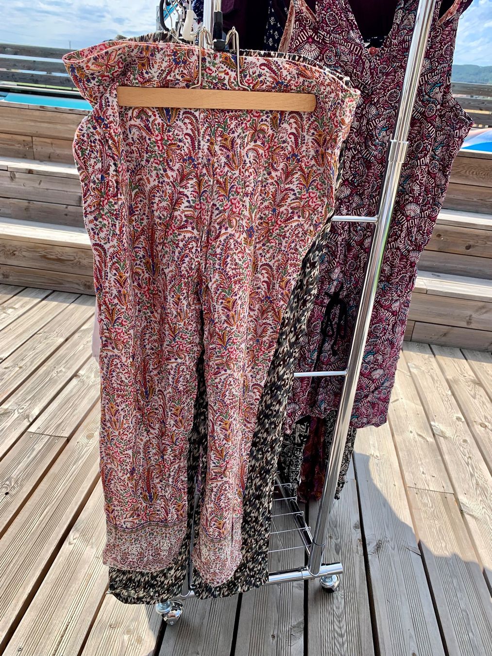 Kookai Pantaloni: Pantalon fleuri Kookai T38 – Usato da Perroy venduto da barballalla