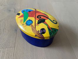 Dose mit Figuren & Sammlerstücken; z.T. aus Überraschungsei
