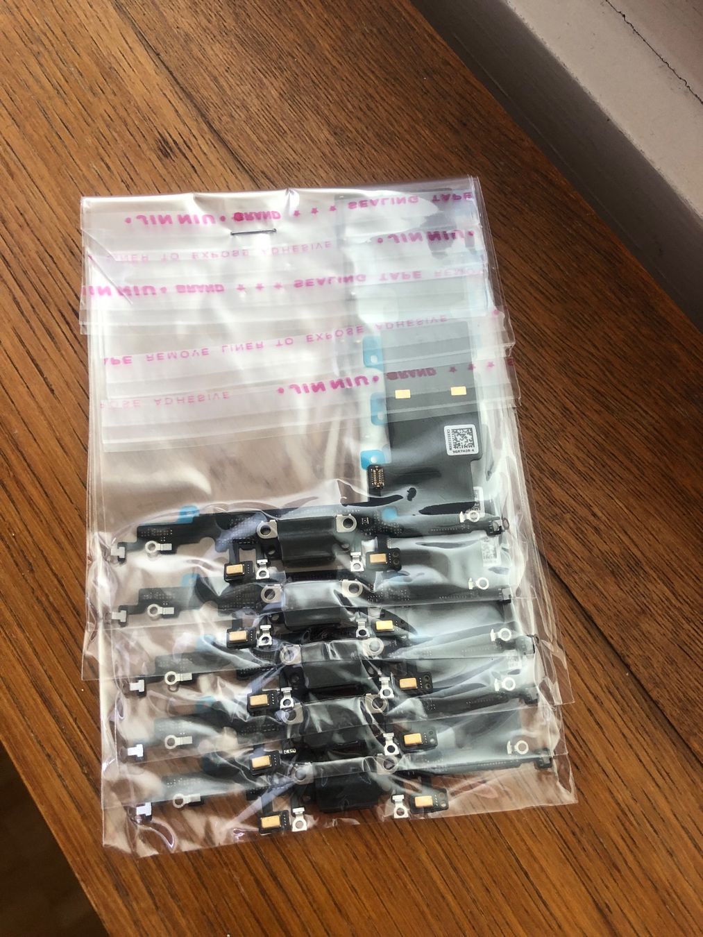 Apple Handys / Smartphones: connecteur de charge iPhone 8 plus noir- Pièces détachées – Neu und originalverpackt aus Leukerbad von mig_8bbp