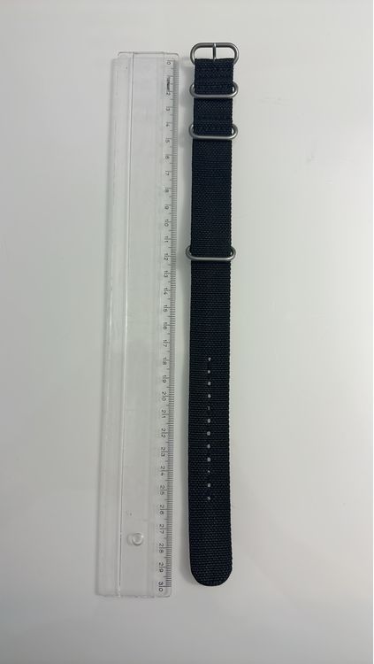 Bracciali & Braccialetti: Schwarzes  Nati Uhrenarmband Textil, neuwertig, 22mm breit – Nuovo (secondo la descrizione) da Biel/Bienne venduto da Vintgare