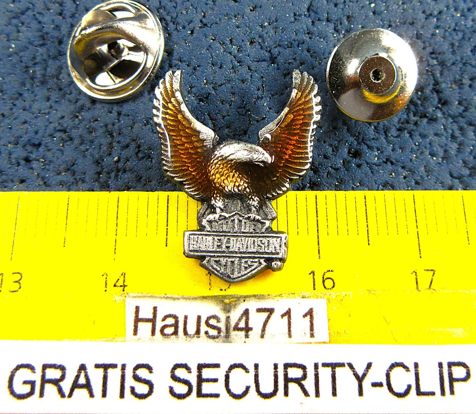 Harley-Davidson Placchette & Badge: HARLEY-DAVIDSON MOTOR CYCLES PIN EAGLE USA MIT SECURITY-CLIP – Usato da Ettingen venduto da Hausi4711