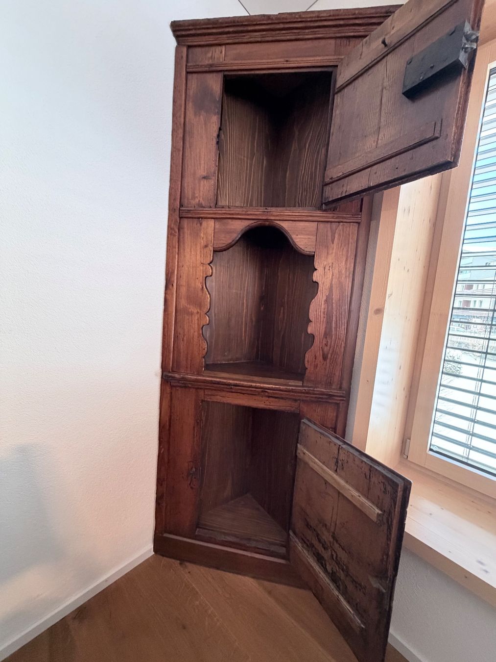 Credenze: Antiker Eckschrank/Eckbuffet – Usato da Emmetten venduto da pattiko 1