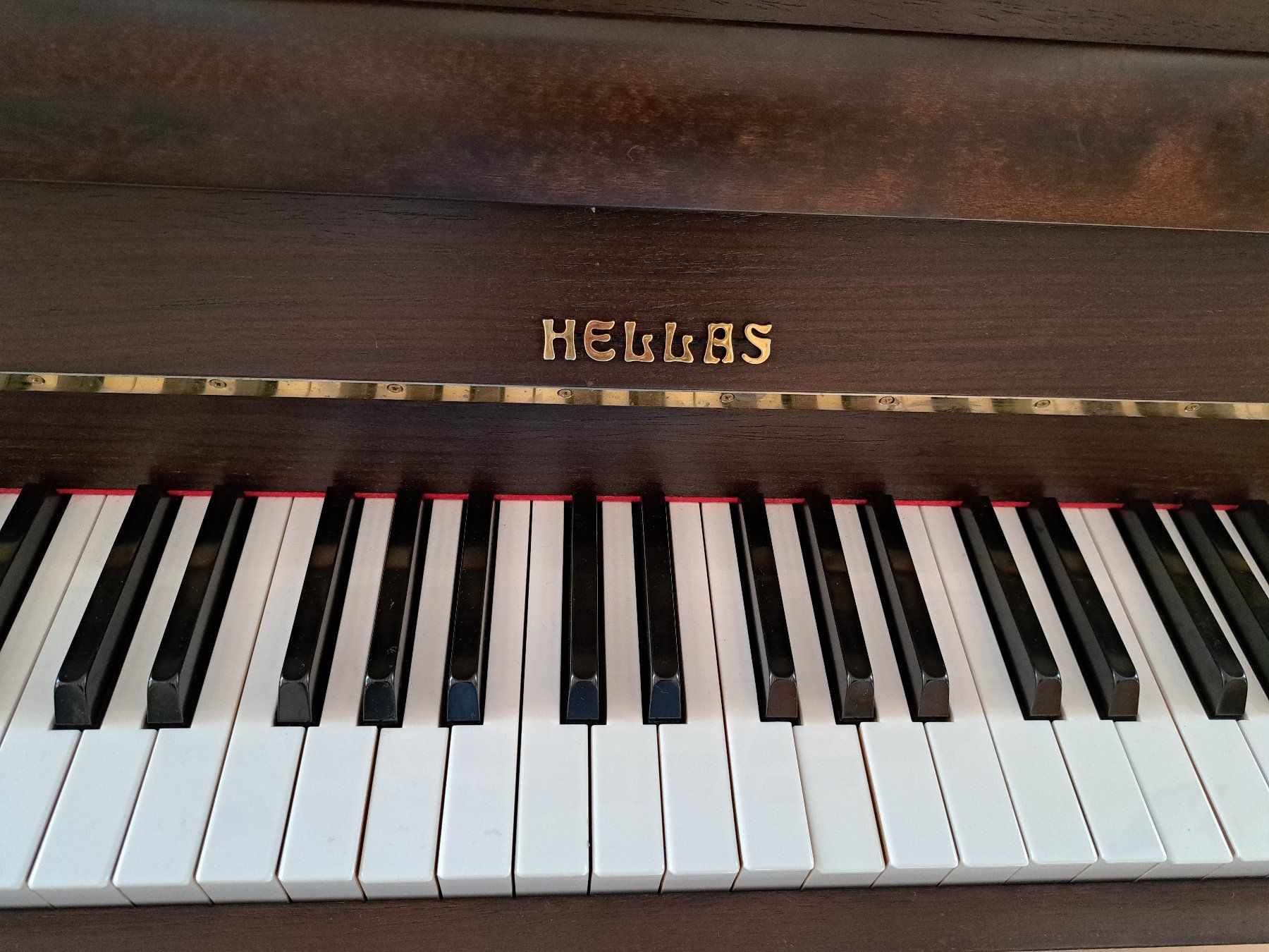 Strumenti musicali: gebrauchtes Klavier HELLAS dunkelbraun mit Hocker – Usato da Russikon venduto da Oelga 2